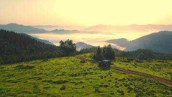 alba nel il montagne a partire dal un' uccelli occhio Visualizza. il suv è in movimento giù un' sporco strada nel il montagne. escursioni a piedi nel il montagne. Alba nel il montagne. bellissimo ucraino Carpazi video