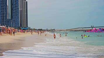 vae, Dubai - Verenigde Arabisch emiraten 01 april 2024 bezig strand dag Bij jumeirah strand residentie, dubai. druk zomer dag Bij jbr strand met mensen genieten van de zon, zee, en zand in dubai. video