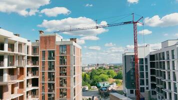 konstruktion av en flera våningar byggnad. antenn flygande över ett oavslutat röd tegel hus. video