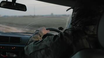 un soldado de el ucranio Ejército unidades un militar coche. guerra en Ucrania video