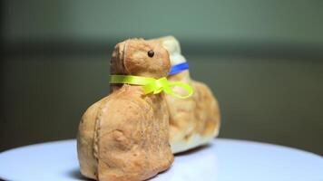 corderos horneado desde masa. Pascua de Resurrección celebracion. masa productos para celebrando Pascua de Resurrección en Ucrania. video