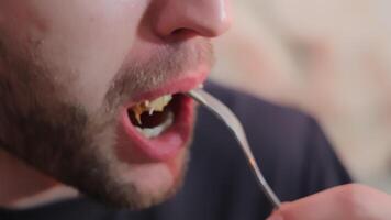 dell'uomo bocca mangiare cibo avvicinamento. avvicinamento di un' uomo masticazione video