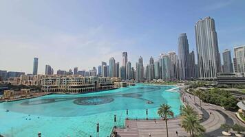 panorámico ver de dubai fuentes ese hacer no trabajo a hora de comer. burj califa lago. video