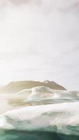 ein groß Eisberg schwebend im das Mitte von ein See video