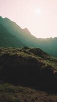 le Soleil est brillant plus de une Montagne intervalle video