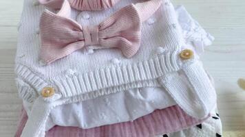 empiler de bébé vêtements, rose Bandeau et tricoté jouet lapin. video