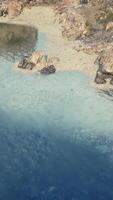 enorm Portugees water omringd door rotsen video