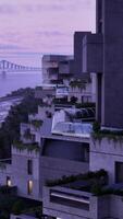 een stad visie met een brug in de achtergrond video