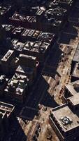 un aérien vue de une ville avec beaucoup de grand bâtiments video