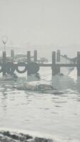 met sneeuw bedekt houten pier in de Noors zee video