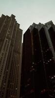 stedelijk reuzen, betoverend wolkenkrabbers bereiken voor de lucht in een metropolis video