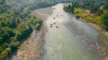 aereo Visualizza rafting molti Barche su un' montagna fiume per rafting. scogliere e rapido acqua come ostacoli per un' barca su un' montagna rapido fiume. video