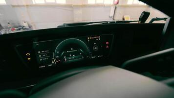 auto dashboard terwijl beginnend de vrachtauto motor. video