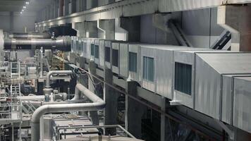 groot industrieel kappen en ventilatie van de gebouwen Bij de productie fabriek. video