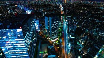 un noche lapso de tiempo de paisaje urbano a el urbano ciudad en tokio amplio Disparo alto ángulo enfocar video