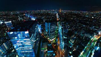 een nacht timelapse van stadsgezicht Bij de stedelijk stad in tokyo breed schot hoog hoek kantelen video
