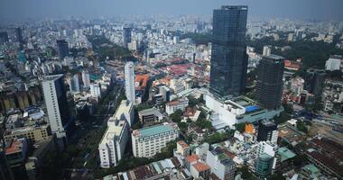 een hoog hoek visie van panoramisch stadsgezicht Bij de downtown in ho chi minh dag breed schot video