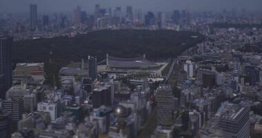 une miniature paysage urbain à Shinjuku zone dans tokyo haute angle large coup video