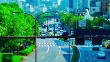 un lapso de tiempo de miniatura ciudad calle a yasukuni avenida en tokio tiempo de día enfocar video