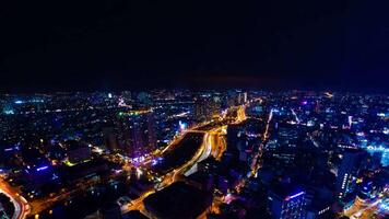 uma noite espaço de tempo do paisagem urbana dentro ho chi minh Alto ângulo Largo tiro panning video