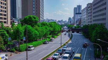 un lapso de tiempo de ciudad calle a yasukuni avenida en tokio tiempo de día amplio Disparo inclinación video