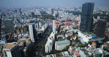 un alto ángulo ver de panorámico paisaje urbano a el céntrico en Ho chi minh tiempo de día amplio Disparo video