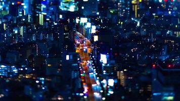 en natt Timelapse av miniatyr- motorväg på de urban stad i tokyo tiltshift video