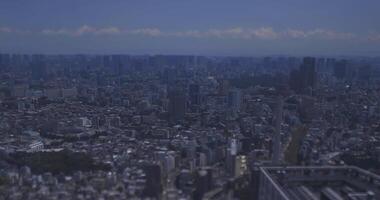 un panorámico paisaje urbano a ebisu zona en tokio alto ángulo video