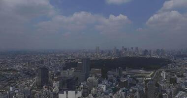 een panoramisch stadsgezicht Bij shinjuku Oppervlakte in tokyo hoog hoek video