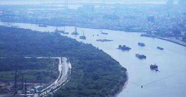 un' alto angolo Visualizza di paesaggio urbano a saigon fiume nel ho chi minh lungo tiro video