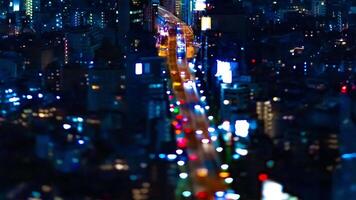 en natt Timelapse av miniatyr- motorväg på de urban stad i tokyo tiltshift panorering video