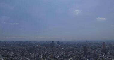 un panorámico paisaje urbano a ebisu zona en tokio alto ángulo video