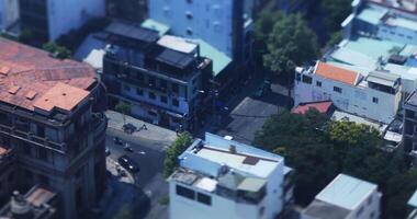 un' alto angolo Visualizza di miniatura paesaggio urbano a il centro nel ho chi minh giorno TiltShift video