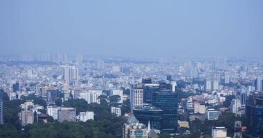 un alto ángulo ver de paisaje urbano a el céntrico en Ho chi minh tiempo de día panorámica video