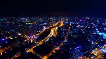 ein Nacht Zeitraffer von Stadtbild im ho Chi minh hoch Winkel breit Schuss Zoomen video