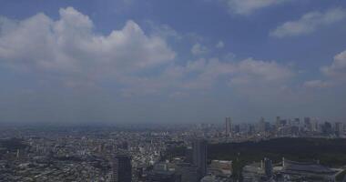 un panorámico paisaje urbano a Shinjuku zona en tokio alto ángulo video