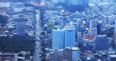 en hög vinkel se av miniatyr- stadsbild på de stadens centrum i ho chi minh dagtid tiltshift video