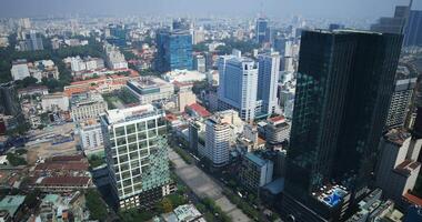 un' alto angolo Visualizza di panoramico paesaggio urbano a il centro nel ho chi minh giorno largo tiro video