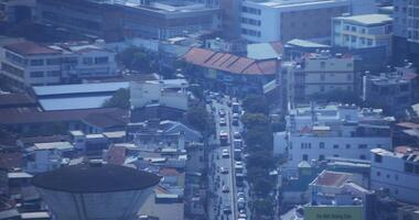 ein der Verkehr Marmelade beim das beschäftigt Stadt, Dorf im ho Chi minh hoch Winkel lange Schuss video