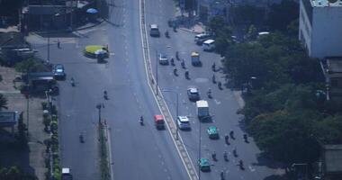 uma tráfego geléia às a ocupado Cidade dentro ho chi minh Alto ângulo grandes tiro video