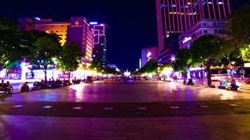 ein Nacht Zeitraffer von Neon- Stadt, Dorf beim nguyen Farbton Straße im ho Chi minh breit Schuss Zoomen video