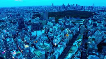 un' crepuscolo lasso di tempo di panoramico paesaggio urbano a shibuya la zona alto angolo largo tiro Ingrandisci video