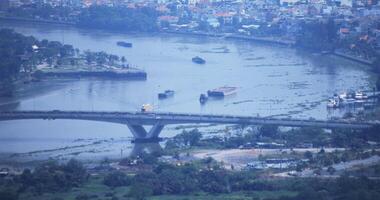 een hoog hoek visie van stadsgezicht Bij Saigon rivier- in ho chi minh video