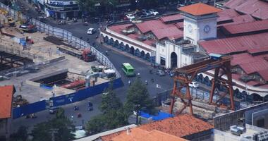 uma Alto ângulo Visão do a rua às ben obrigado mercado dentro ho chi minh grandes tiro video