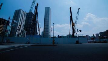 ein Zeitraffer von ziehen um Kräne beim das unter Konstruktion im Tokyo breit Schuss Zoomen video
