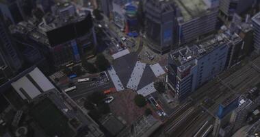 une miniature paysage urbain près Shibuya station dans tokyo haute angle large coup tiltshift video