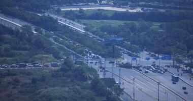 een verkeer jam Bij de bezig stad- in ho chi minh hoog hoek lang schot video