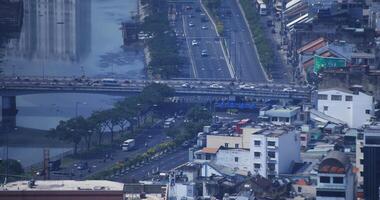 uma tráfego geléia às a ocupado Cidade dentro ho chi minh Alto ângulo grandes tiro video