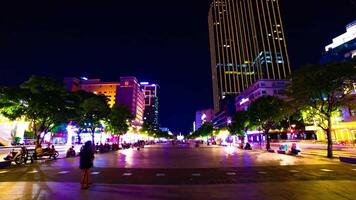 ein Nacht Zeitraffer von Neon- Stadt, Dorf beim nguyen Farbton Straße im ho Chi minh breit Schuss video