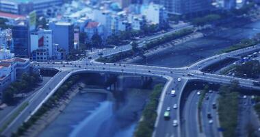 ein der Verkehr Marmelade beim das Miniatur beschäftigt Stadt, Dorf im ho Chi minh hoch Winkel Kippverschiebung video